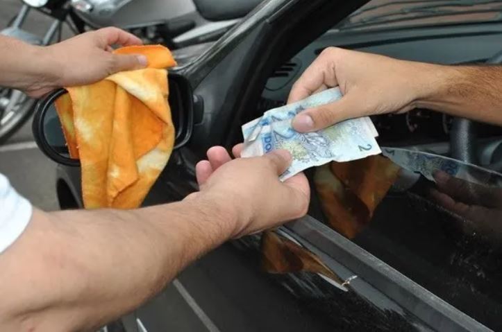 Flanelinha esfaqueia 'colega' durante briga por pagamento no Centro de Manaus