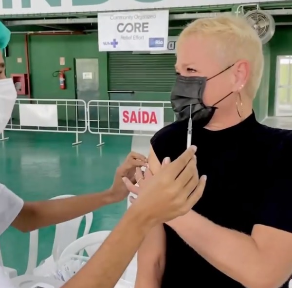 Xuxa chora ao ser vacinada contra Covid-19