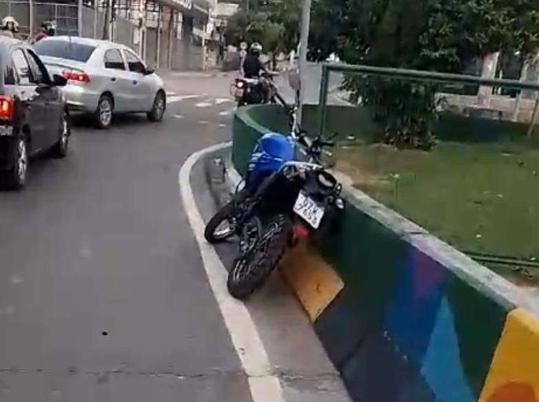 Motociclista morre ao ser arremessado de viaduto durante acidente em Manaus