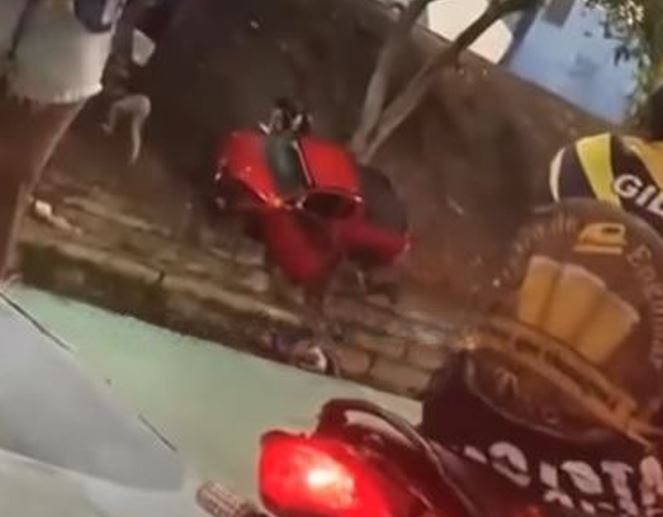 Carro vai parar dentro de igarapé durante acidente em Manaus