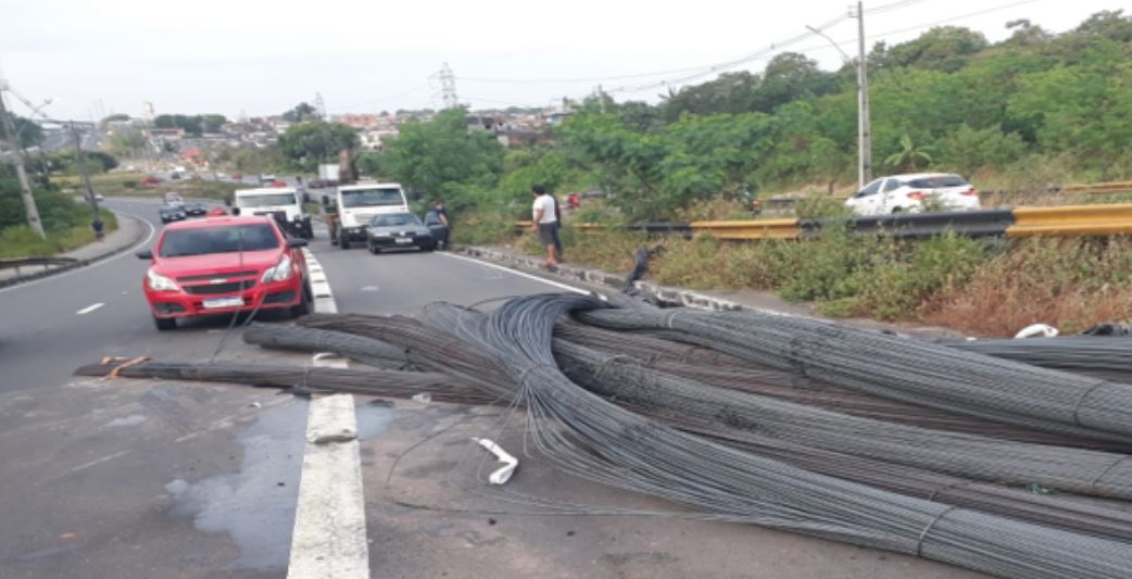 Cabos de aço despencam de carreta na Avenida das Flores e interditam parte da pista