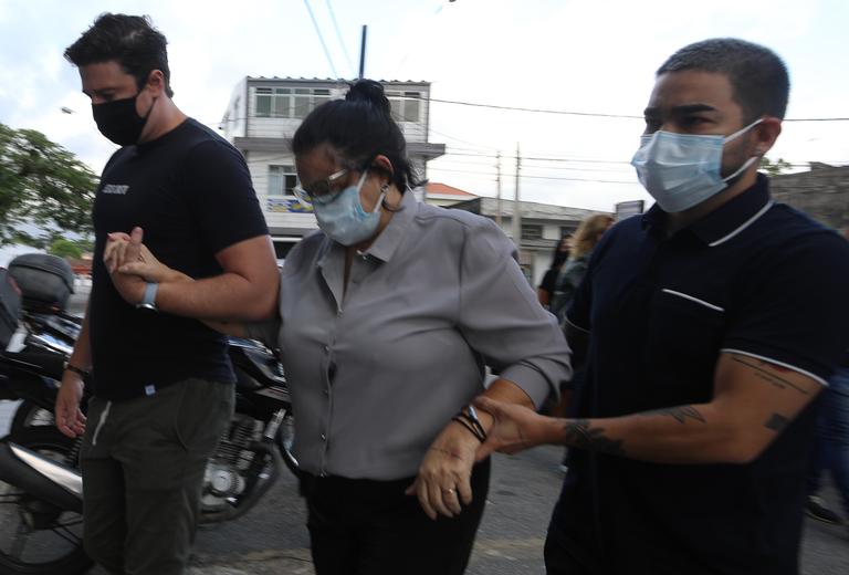 Yudi Tamashiro ampara a mãe no velório do pai, vítima da Covid-19