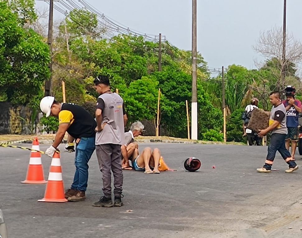 Passageira fica ferida em acidente entre moto de aplicativo e caminhonete em Manaus