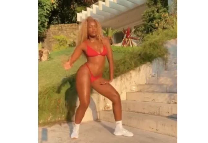 Iza rebola de biquíni ao som de sua nova música, 'Gueto', e enlouquece web