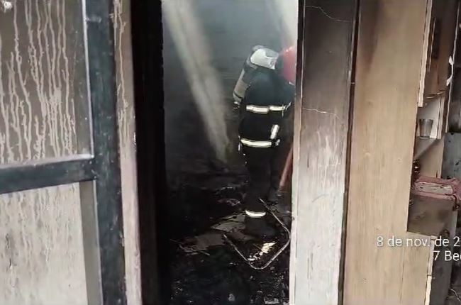 Casa é destruída durante incêndio em Manaus