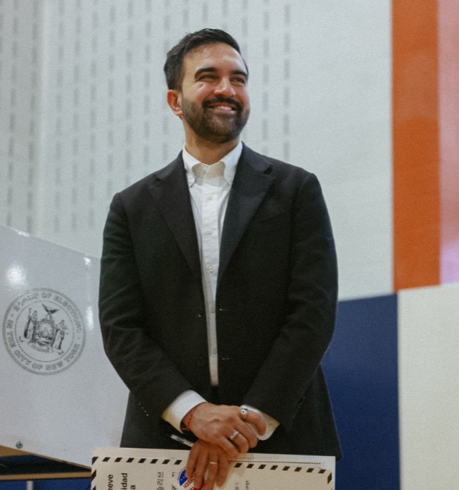 Zohran Mamdani faz história ao ser eleito primeiro prefeito mulçumano de Nova York 