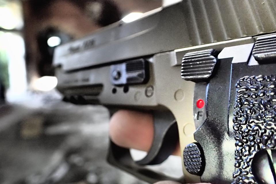 'Filé' e 'Pitbull' invadem casa e matam jovem na frente da esposa no Amazonas