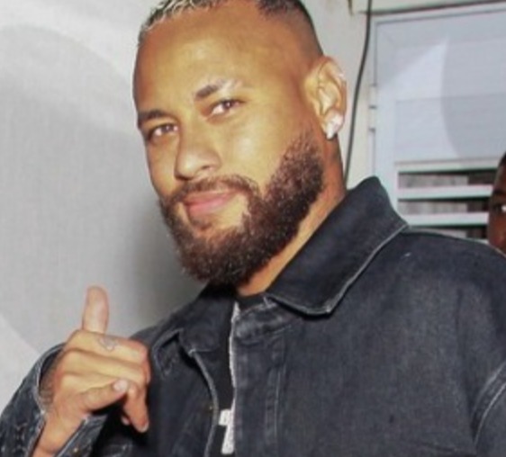 Neymar vai ao aniversário de Romário e web faz insinuações sobre peso do jogador