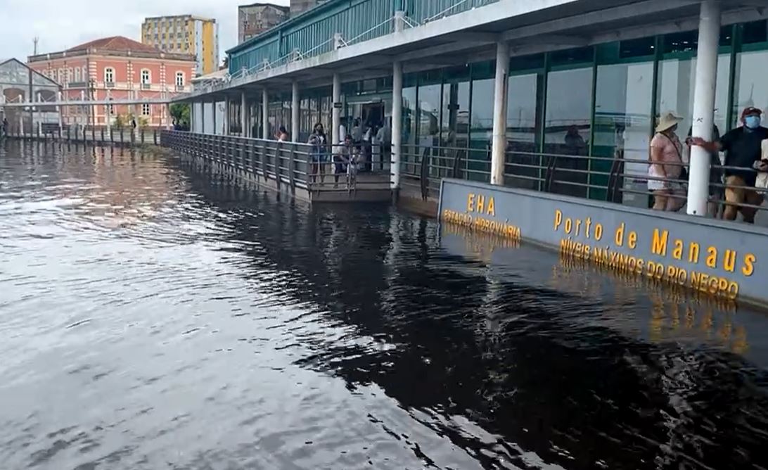 Rio Negro sobe novamente e iguala marca da maior cheia do Amazonas