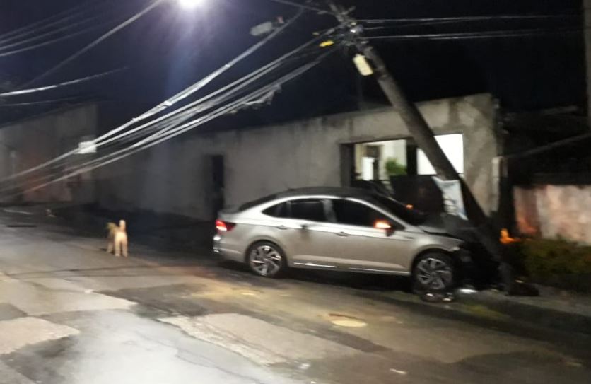 Carro desgovernado arranca poste durante chuva em Manaus