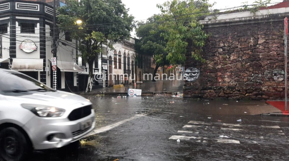 Poste cai e bloqueia rua no Centro de Manaus 