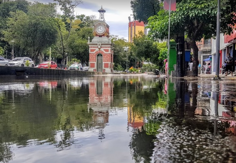 Águas do Rio Negro chegam na Praça do Relógio, no Centro de Manaus 