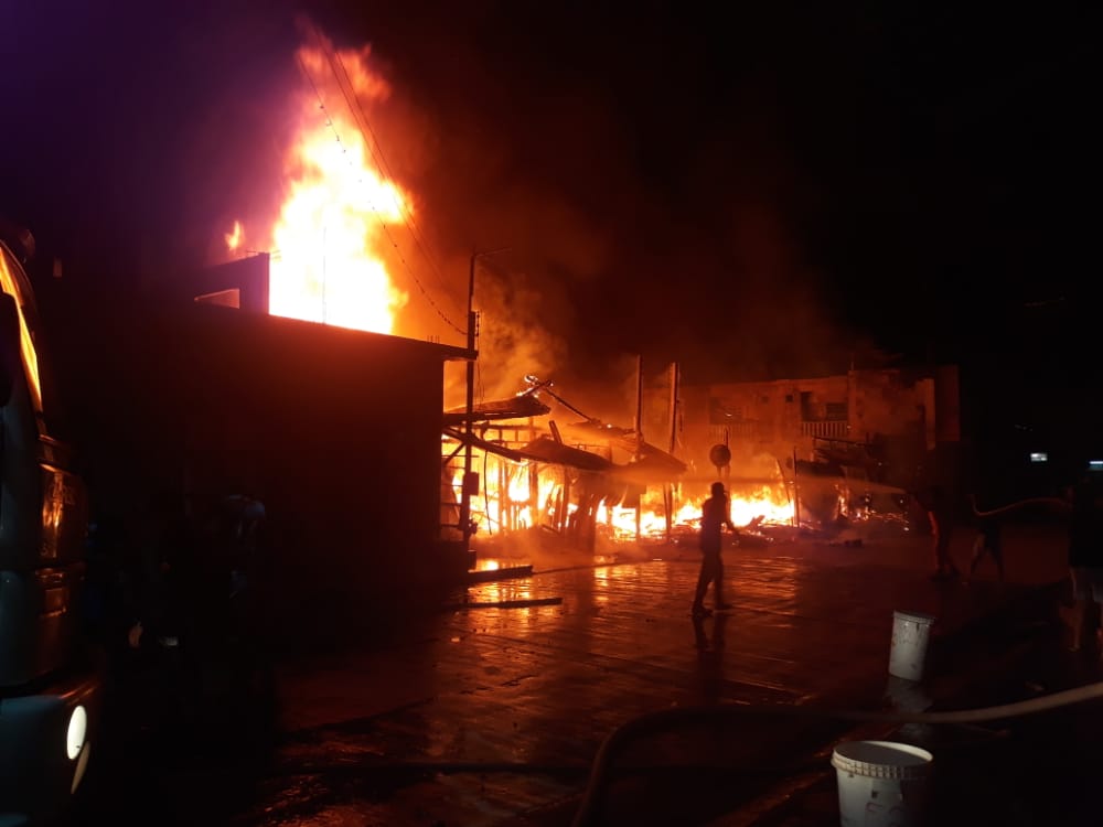 Vítimas de incêndio em Benjamin Constant começam a receber ajuda