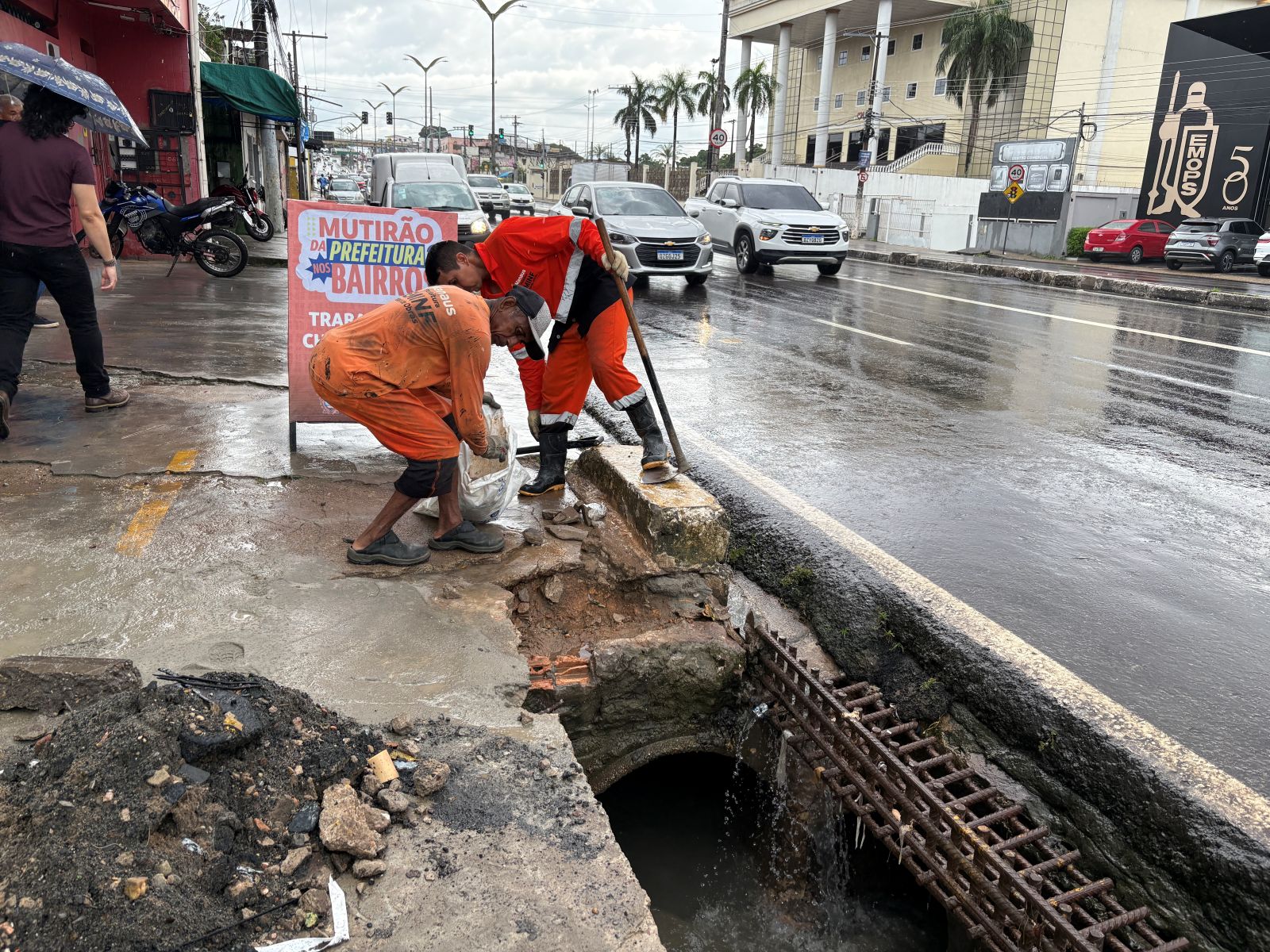 Falha da Águas de Manaus trava drenagem e provoca alagamentos na Constantin