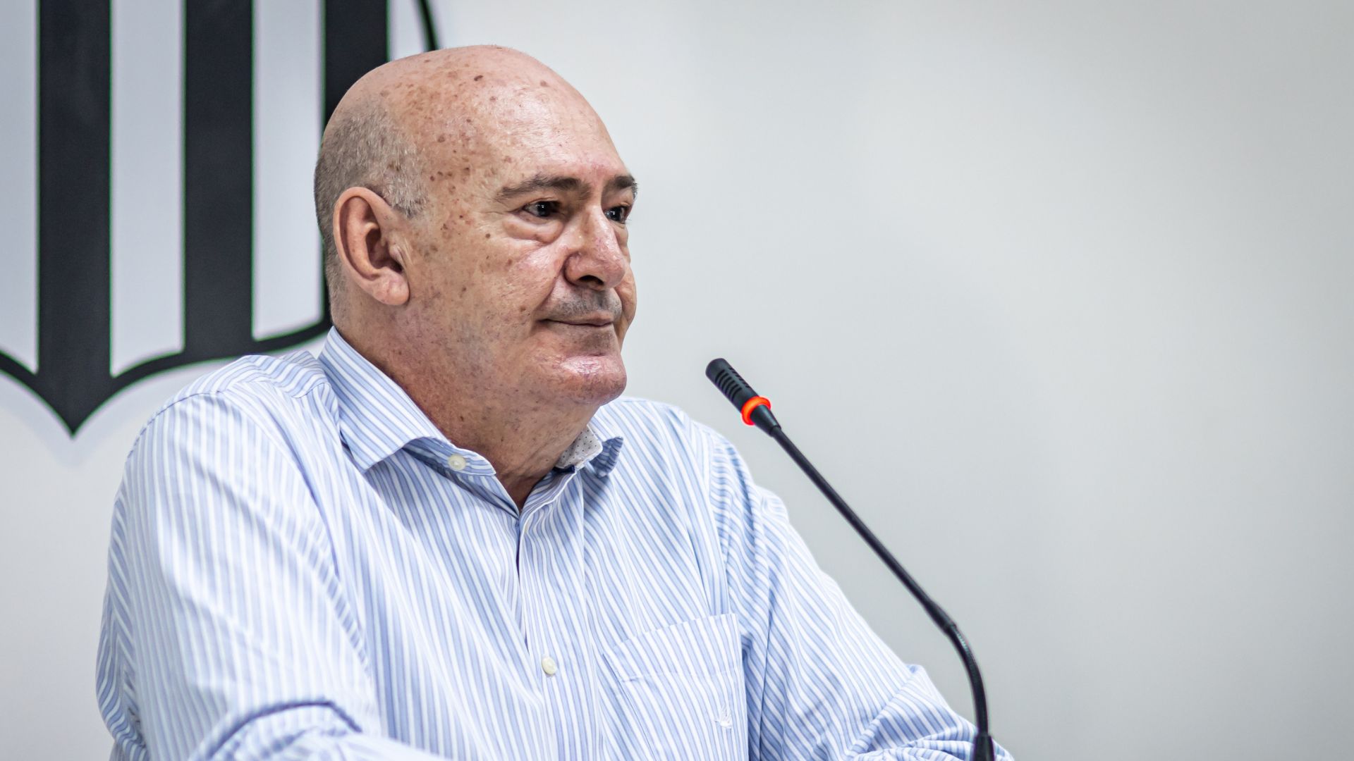 Presidente do Santos atrasa salários e some da Vila Belmiro e CT Rei Pelé após rebaixamento