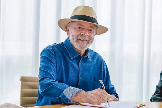 Lula assina indulto de Natal e exclui presos da trama golpista