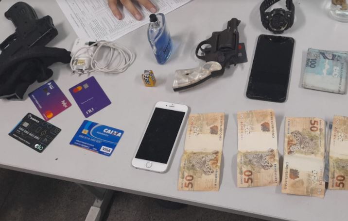 Assaltantes violentos são presos com arma em ônibus no Vieiralves