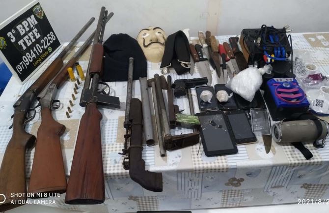 Trio com arsenal de guerra é preso por distribuir drogas no Amazonas