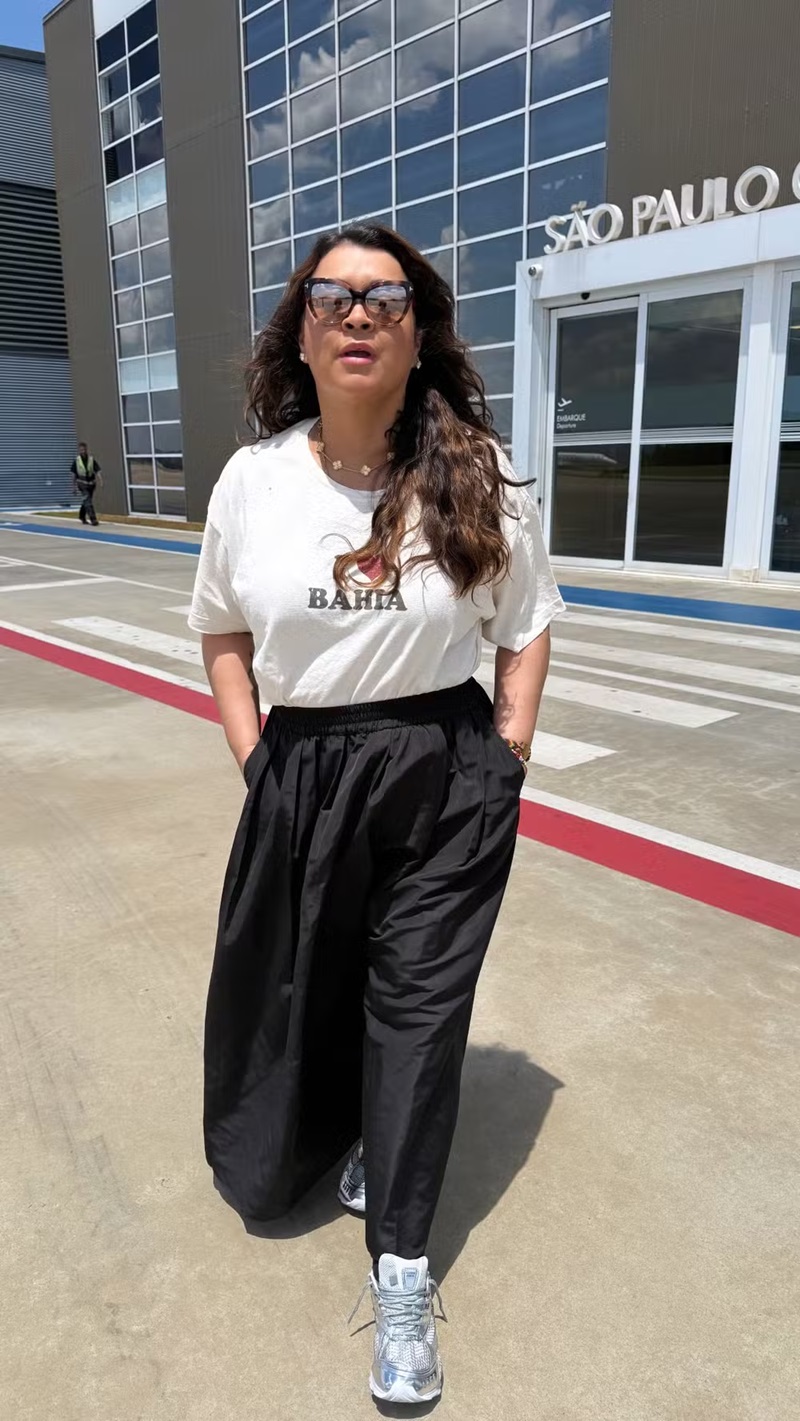 Preta Gil posa no aeroporto rumo ao Carnaval de Salvador após cirurgia