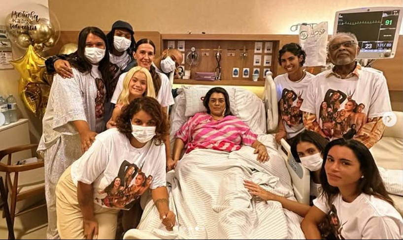 Preta Gil posta foto com a família no hospital e diz que deixou UTI