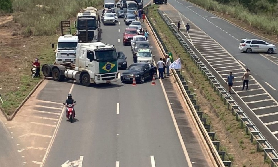 PRF registra 12 bloqueios em estradas federais; maioria é em Mato Grosso