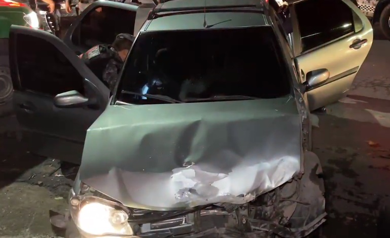 Carro fica destruído após perseguição policial em Manaus; trio é preso