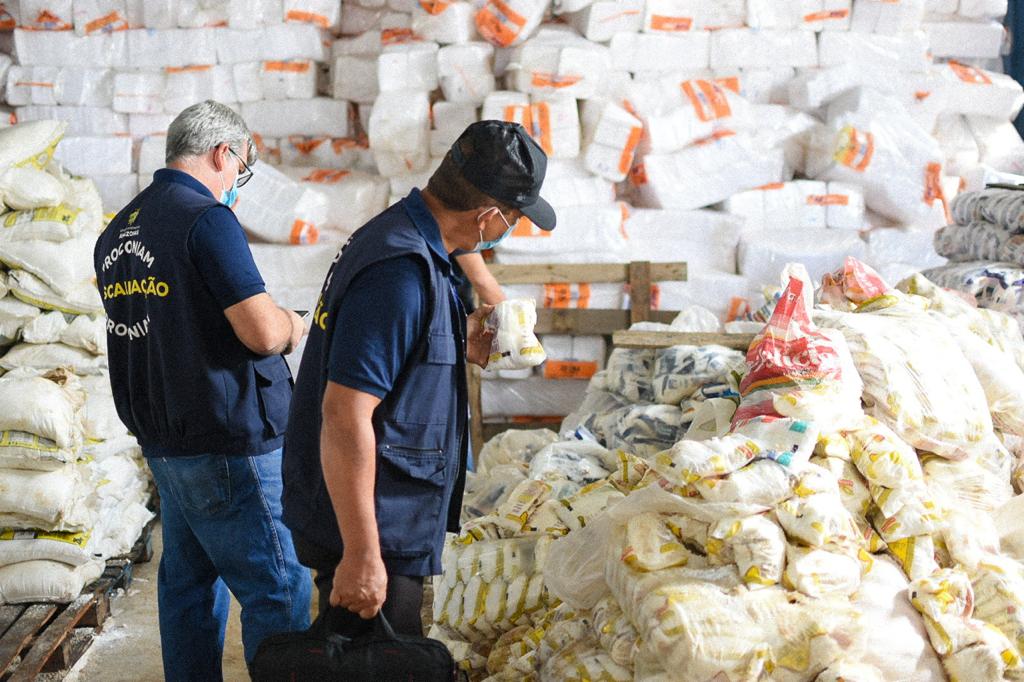 Procon apreende duas toneladas de sal impróprios para consumo em Manaus