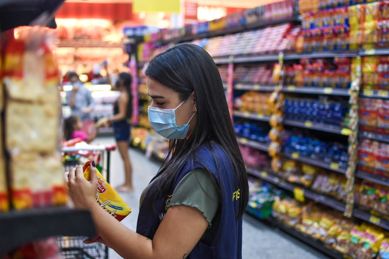 Procon apreende 32,5kg de produtos vencidos em supermercados de Manaus