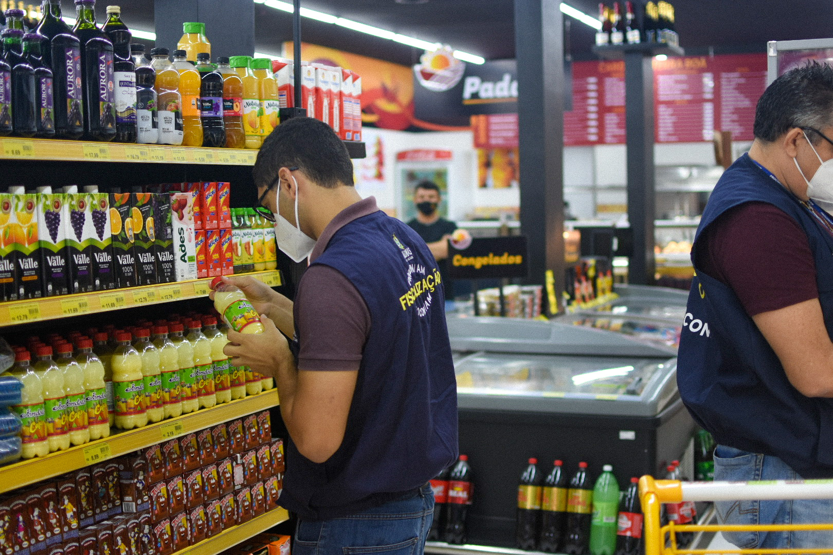 Procon apreende 80kg de alimentos vencidos em comércios de Manaus