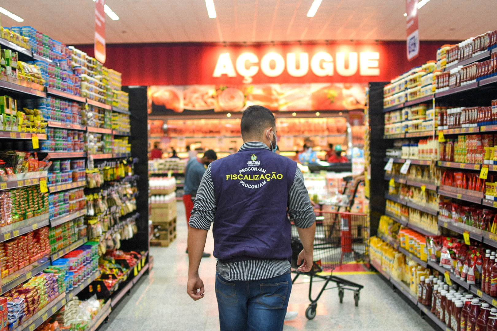 Alimentos vencidos são apreendidos em comércios de Manaus nesta terça