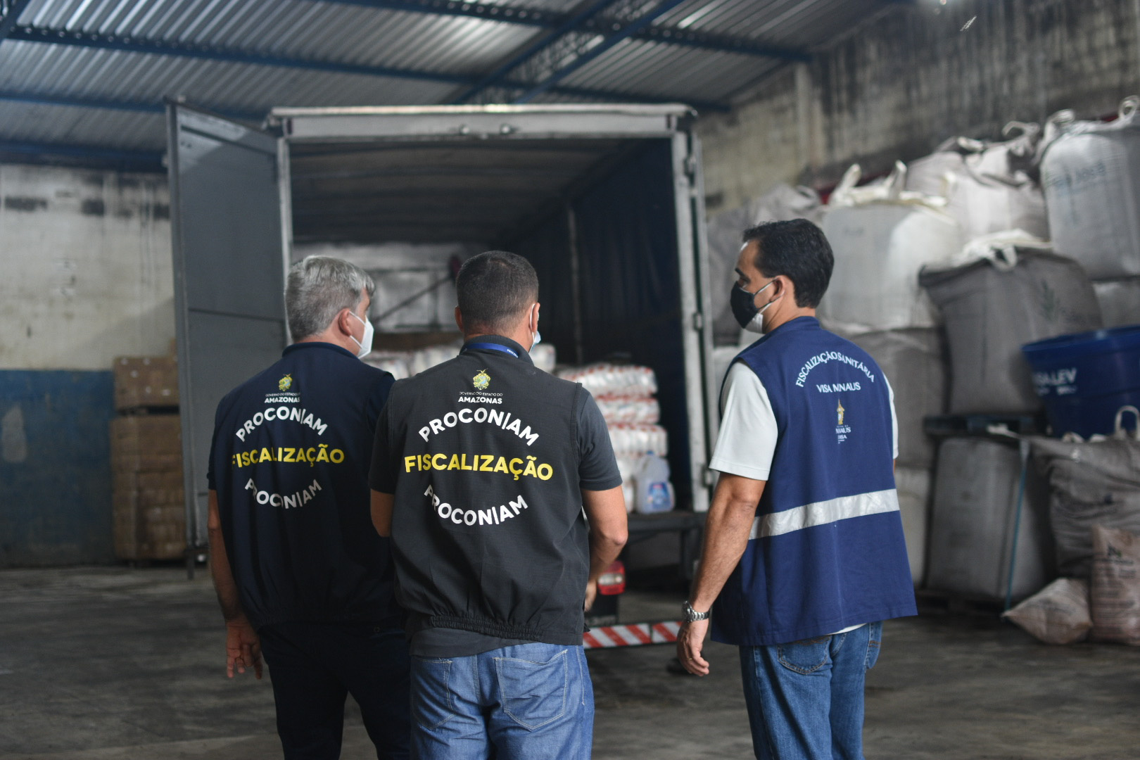 Procon apreende 30 mil frascos de álcool em gel vencidos em distribuidora