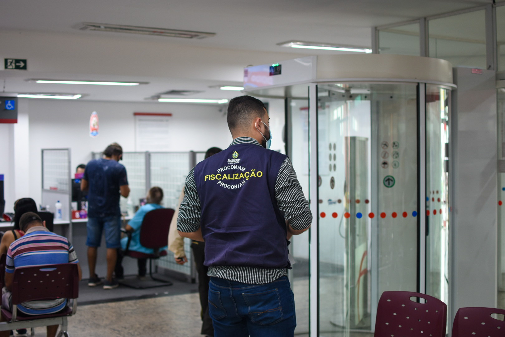 Três agências bancárias são multadas por descumprir Lei das Filas em Manaus