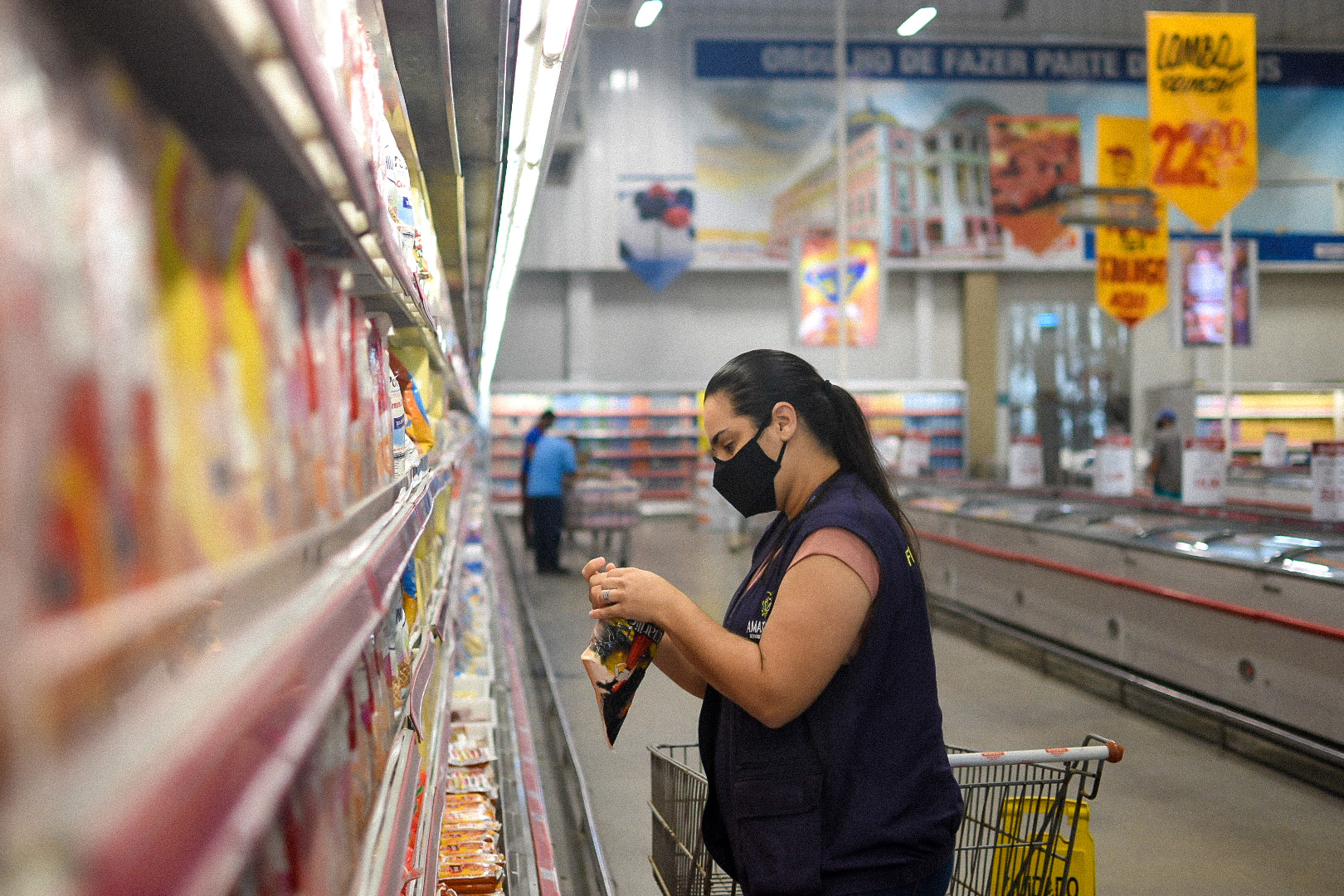 Procon encontra 55 Kg de produtos estragados mercados conhecidos de Manaus
