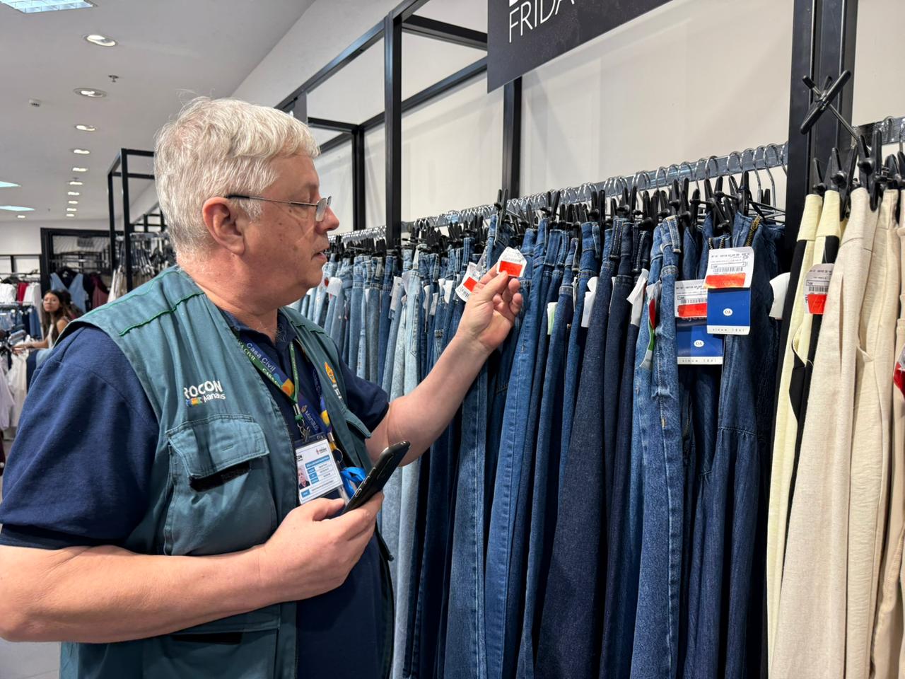 Shoppings de Manaus são fiscalizados durante operação na Black Friday