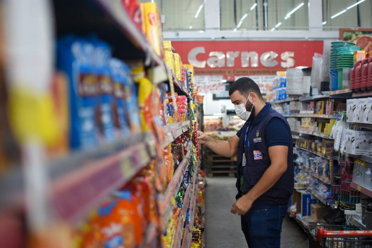 Pão, ração e bebidas fora da validade são apreendidos em comércio em Manaus