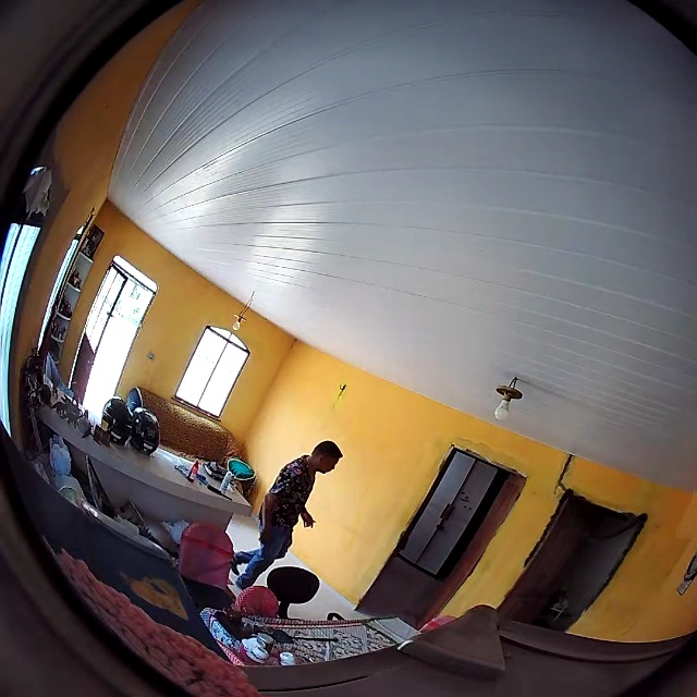 Vídeo mostra homem invadindo casa e fazendo a 'limpa' no Amazonas 