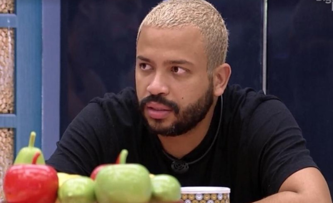 Projota reclama de banana pacovã na xepa: ‘não tem fruta normal para comer’