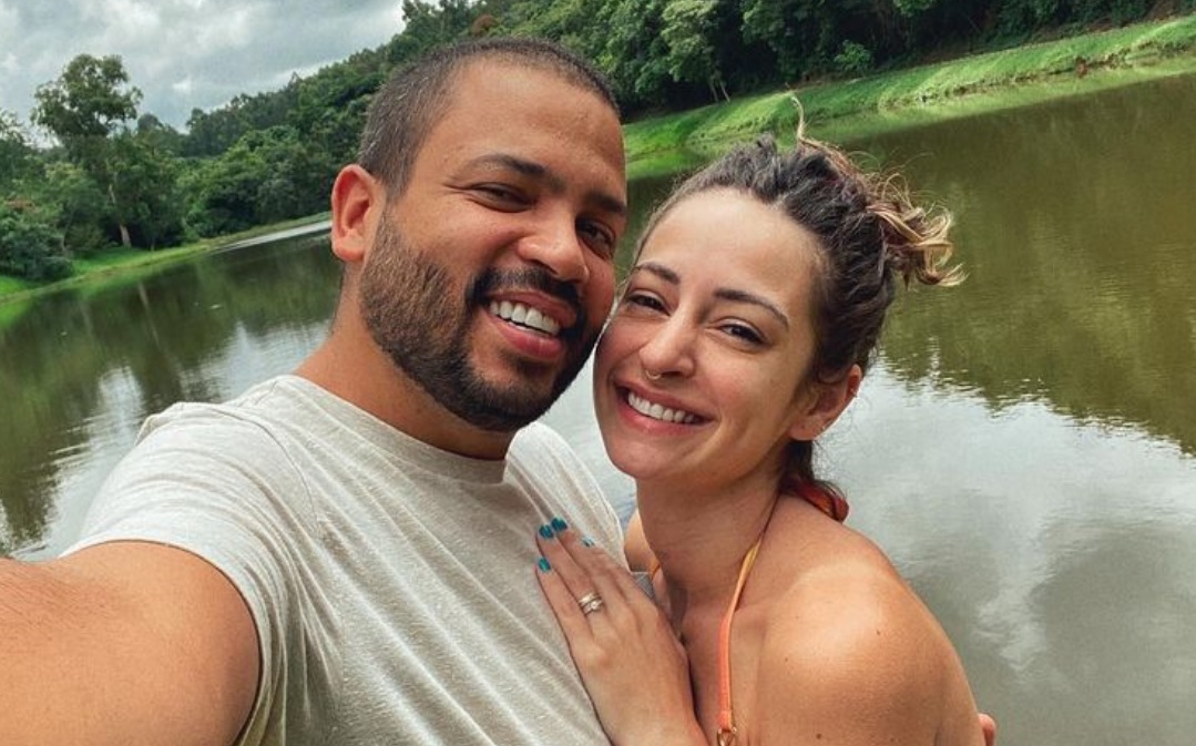 Mulher de Projota comenta fama de 'vilão' do rapper após volta do paredão