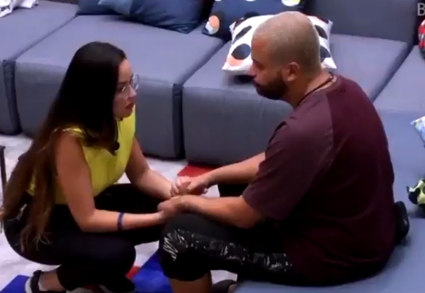 Planejando monstro a Juliette, Projota perde prova e é consolado por sister