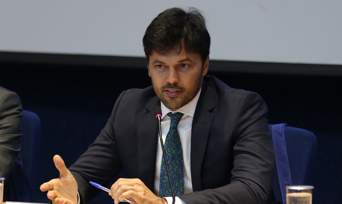 Insumos para 12 milhões de doses de vacina devem chegar neste domingo