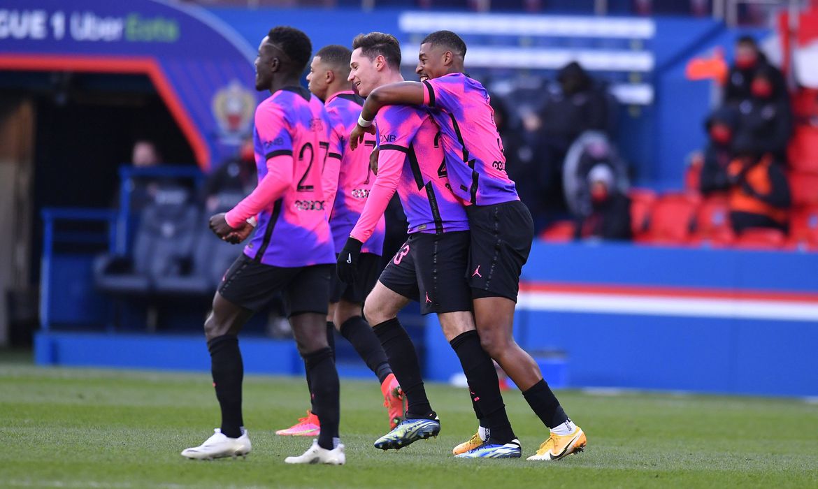 PSG vence Nice e assume liderança do Campeonato Francês