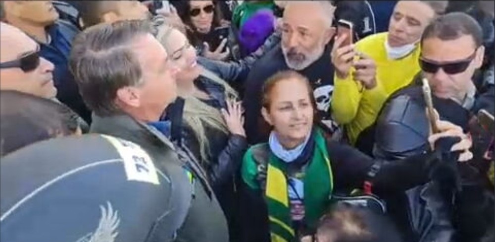 Sem máscara, Bolsonaro participa de motociata com apoiadores em Brasília 