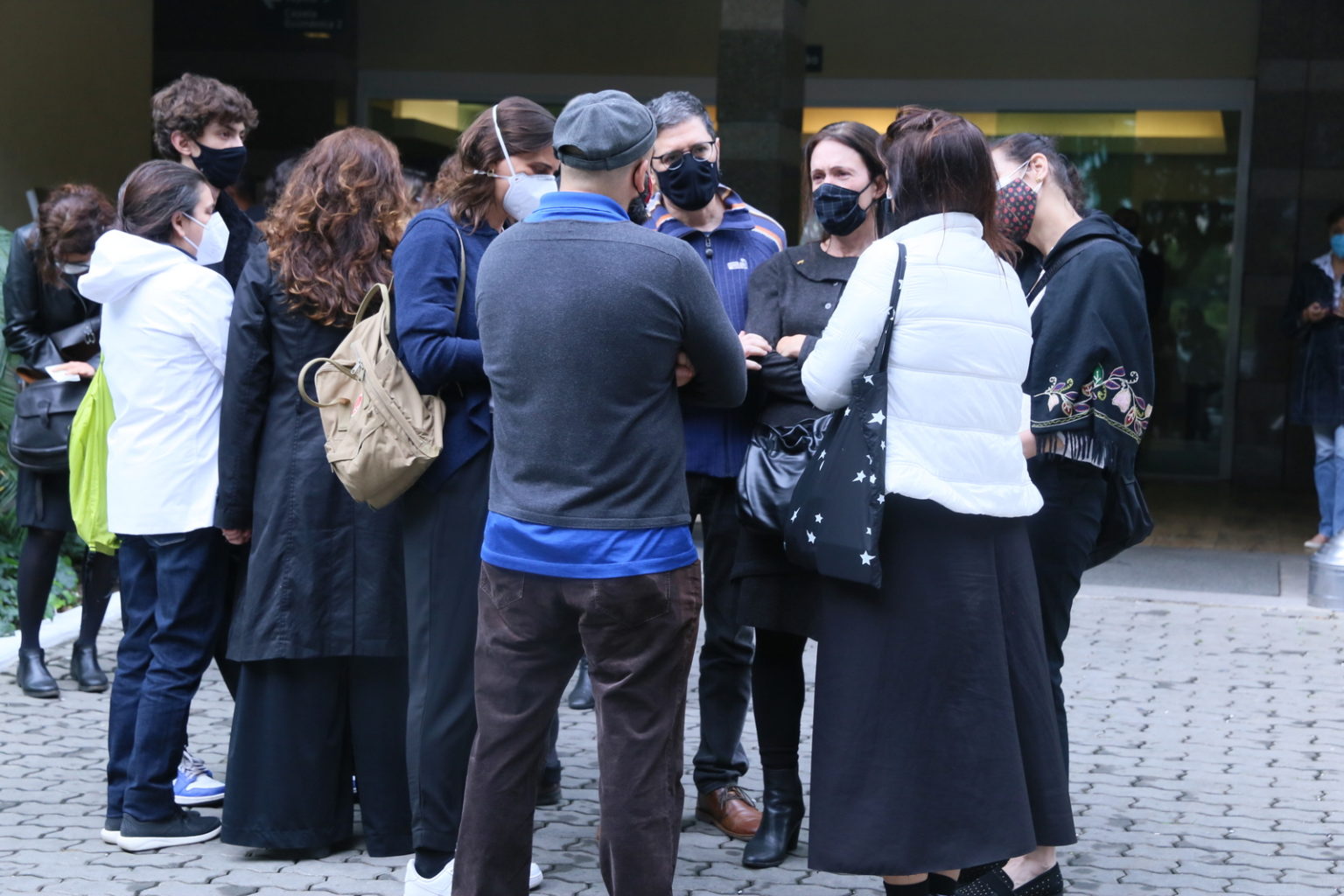 Selton Mello e Matheus Nachtergaele vão ao velório do ator Paulo José