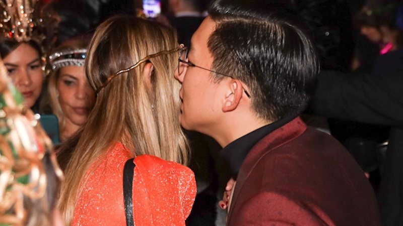 A fila andou: ex-BBB Pyong Lee surge ao pé do ouvido com loira