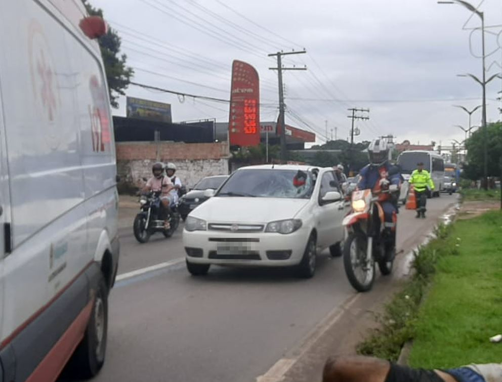 Dois homens ficam feridos durante atropelamento em avenida de Manaus