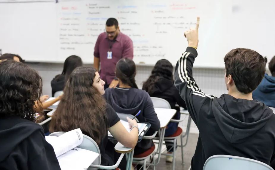 Metade das escolas brasileiras descumpre lei antirracista