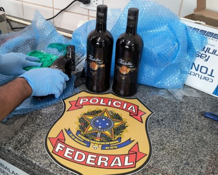 Passageiro é preso ao tentar embarcar em avião com cocaína em garrafas