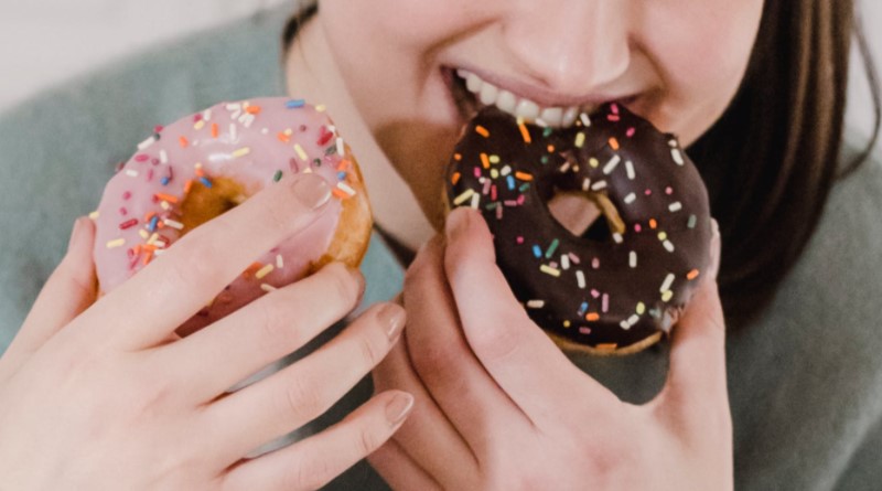 Consumo de álcool e alimentos de difícil digestão pioram qualidade de sono