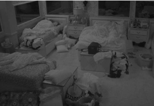 Após ser esnobada, Carla movimenta edredom com Arthur no BBB21