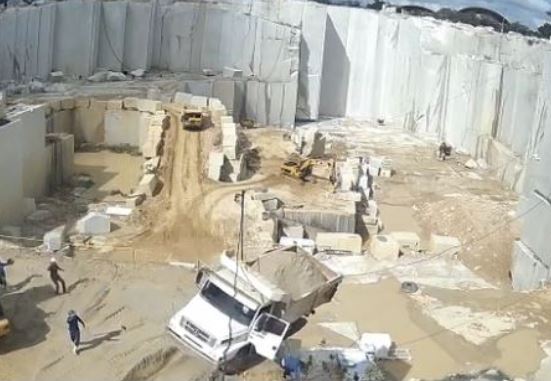 Vídeo: Motorista nasce de novo ao saltar de caminhão que caiu em pedreira